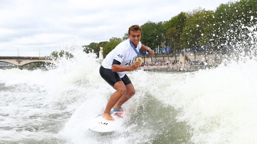 JO-2024: Kauli Vaast surfe sur la Seine avec sa médaille d'or