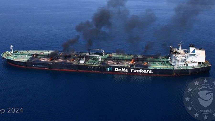 Remorquage d'un pétrolier attaqué et abandonné en mer Rouge