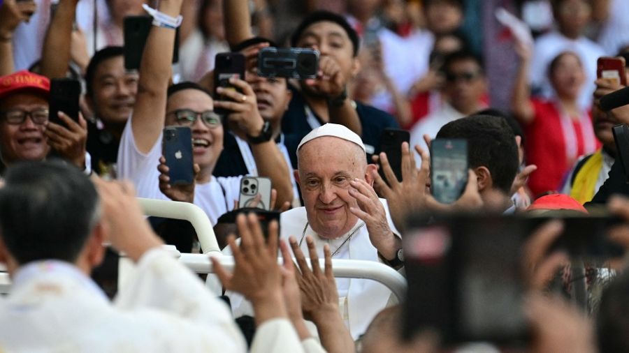 Le pape conclut sa visite à Jakarta par une messe géante