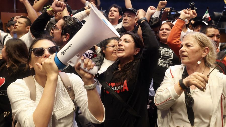 Des centaines de manifestants envahissent le Sénat mexicain