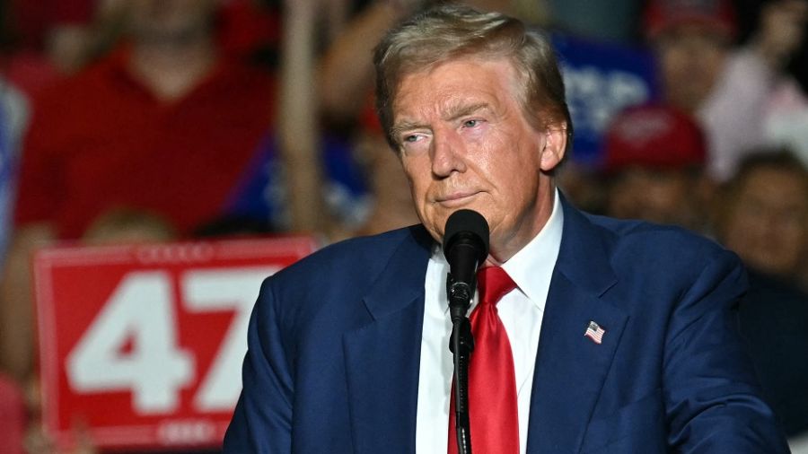 Trump «sain et sauf» après des tirs à proximité de lui