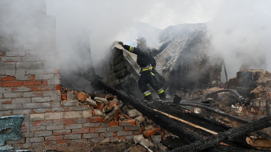 Ukraine: un mort et quatre blessés dans une frappe russe sur la région de Kiev