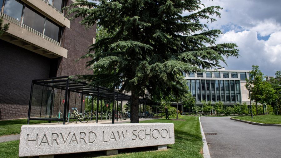 Donald Trump se déchaîne contre Harvard et maintient la pression sur l'éducation