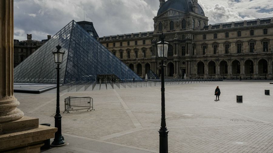 Frustration et incompréhension des touristes hors-UE face à la hausse des tarifs du Louvre