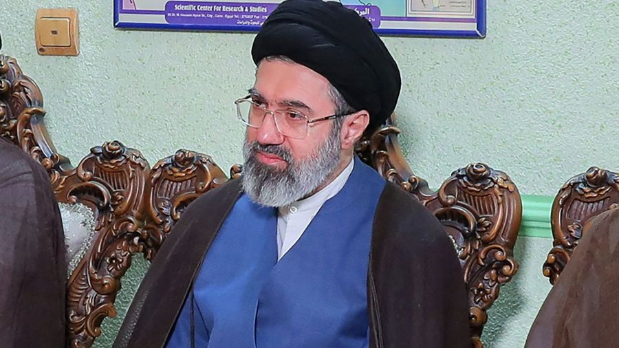 Quel pouvoir exerce vraiment le nouveau guide suprême iranien?