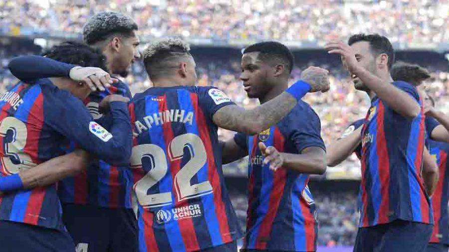 Le Barça s'en sort contre Valence, le Real accroché par le Betis