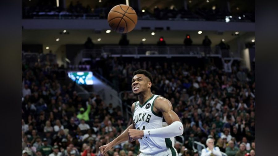 NBA: les Bucks maîtrisent les Sixers, les Knicks reviennent en play-offs