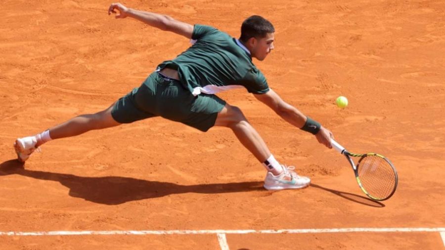 Alcaraz bat Tsitsipas et file en demi-finale à Barcelone