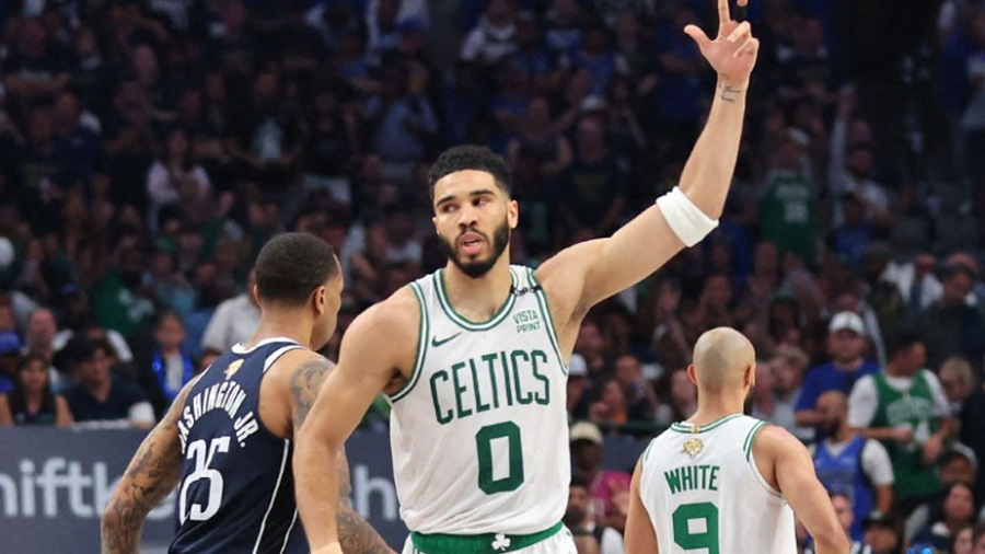 Finale NBA: Boston contient Dallas 106-99 et mène 3-0, à un succès du titre