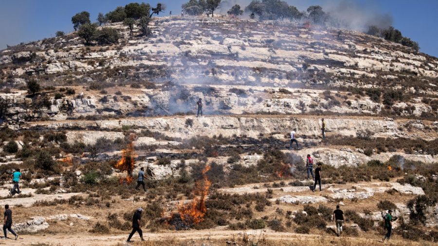 Des colons israéliens et des Palestiniens s'affrontent dans un village de Cisjordanie