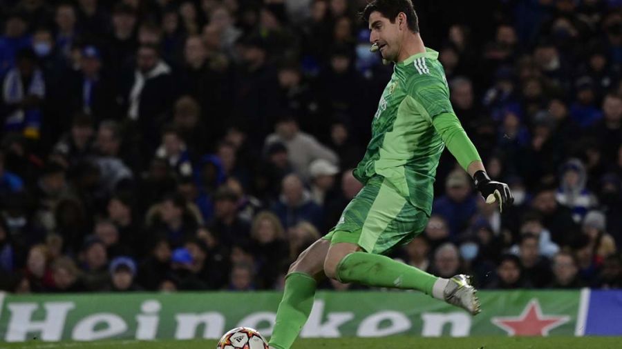 De Courtois à Ederson, les gardiens s'aventurent à jouer au pied