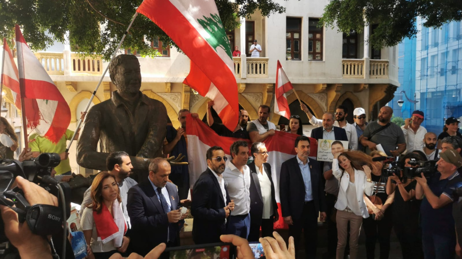 Les députés issus de la contestation arrivent Place Samir Kassir où ils retrouvent d'autres manifestants, avant de poursuivre leur chemin au rythme des \
