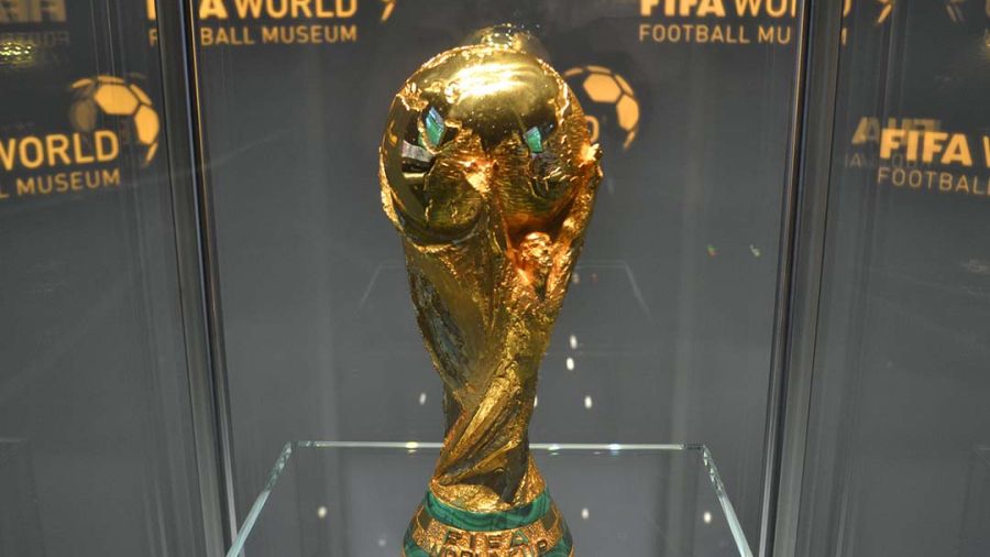Football : la Fifa vante les retombées d'un Mondial biennal, mais calme le tempo