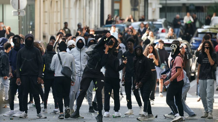 Violences en France: de nouveaux couvre-feux prévus mardi soir