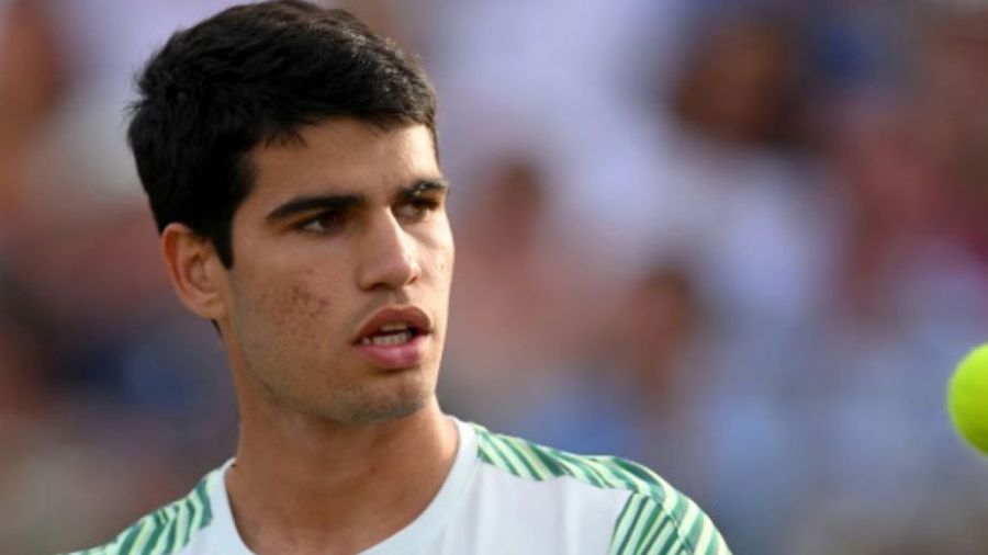 Alcaraz rejoint les demi-finales au Queen's