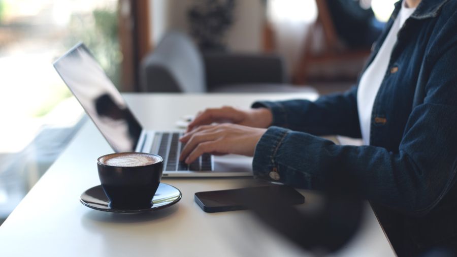Fini les bureaux, bonjour les cafés: une génération qui travaille autrement