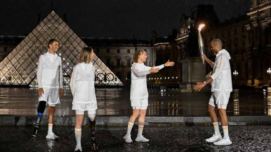 Paralympiques: ambiance festive et familiale pour l'arrivée de la flamme à Paris