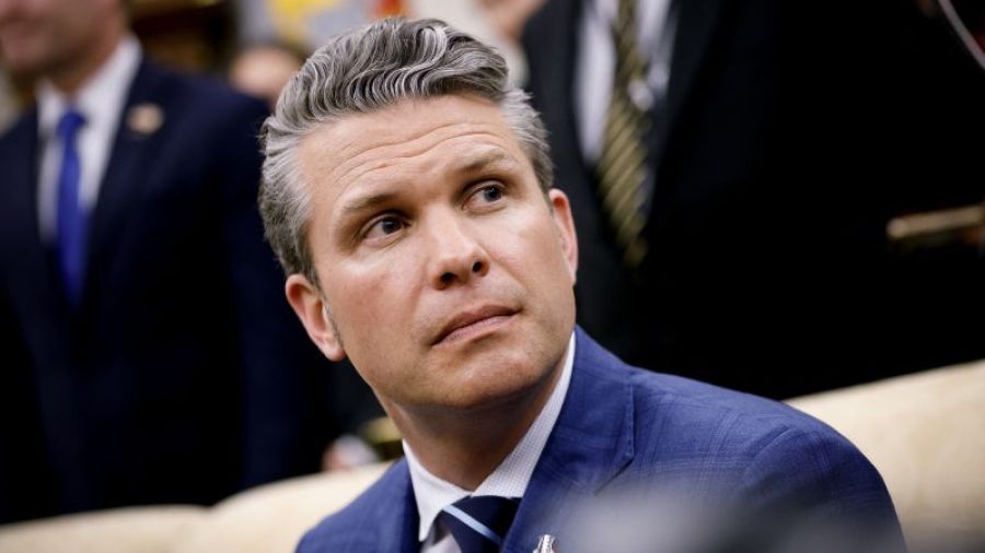 Le chef du Pentagone soutenu par Trump malgré les accusations de fuites