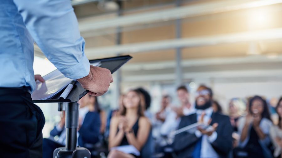 Pourquoi les foules se soumettent-elles aux leaders charismatiques?