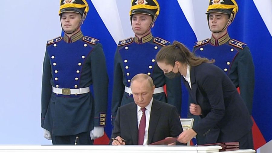 Poutine signe l'annexion de quatre territoires ukrainiens