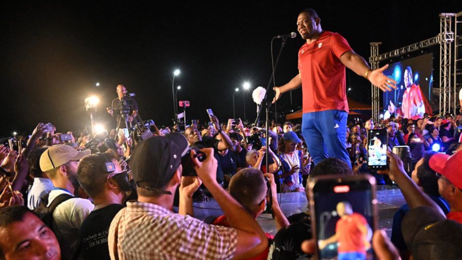 JO-2024: le lutteur Mijain Lopez, quintuple médaillé d'or, accueilli en héros à Cuba