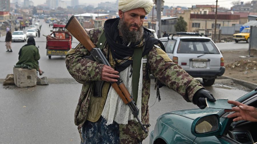Les talibans interdisent aux femmes de voyager sans être accompagnées