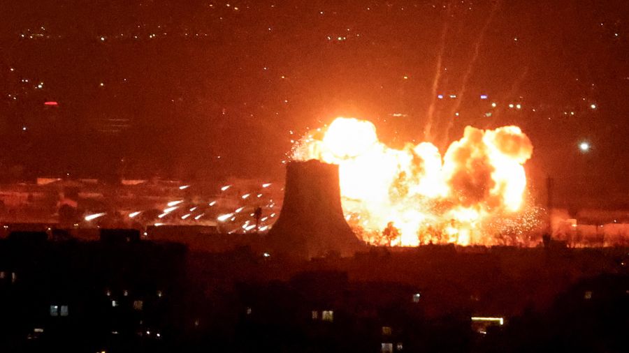 Des dépôts de carburant en feu plongent Téhéran dans la nuit, en plein jour