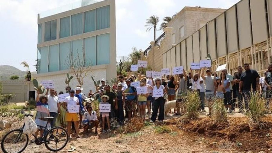 Manifestation à Kfar Abida contre la privatisation d'une plage publique