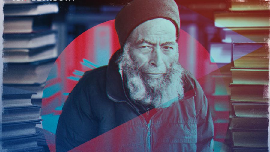 L’homme qui dort avec ses livres sous un pont