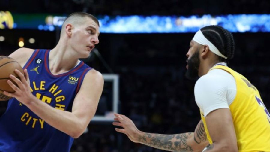 NBA: les Nuggets battent les Lakers d'entrée, duel épique entre Jokic et Davis