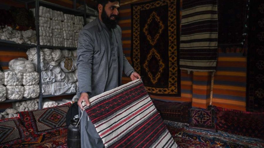 En Afghanistan, tisser des tapis pour tenter d'échapper au chômage et à la crise