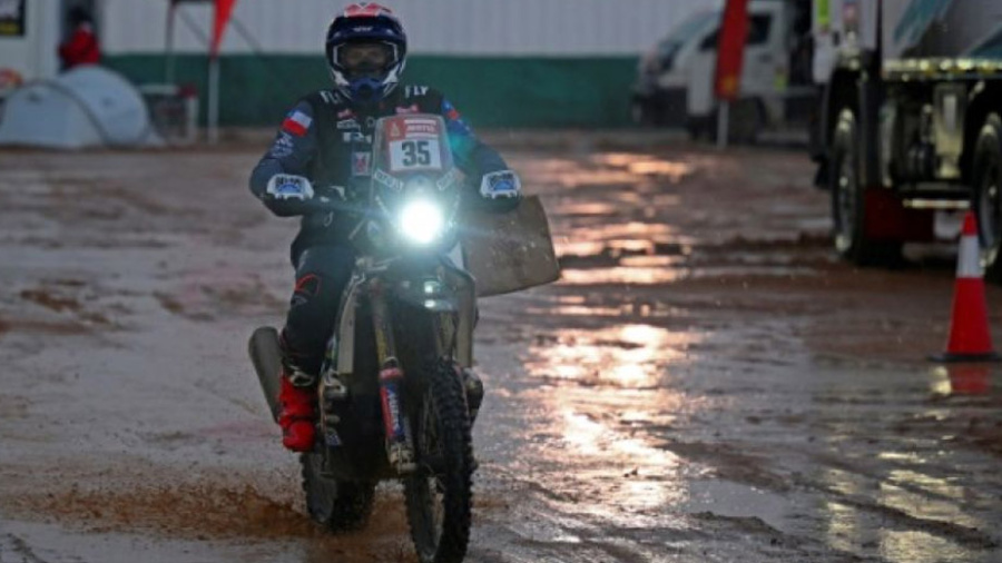 Dakar-2023 : Carlos Sainz prend l'eau lors de la 3e étape