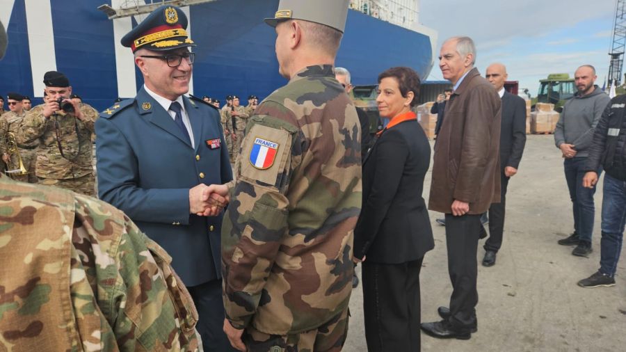 Remise de matériel français et chypriote à l’armée