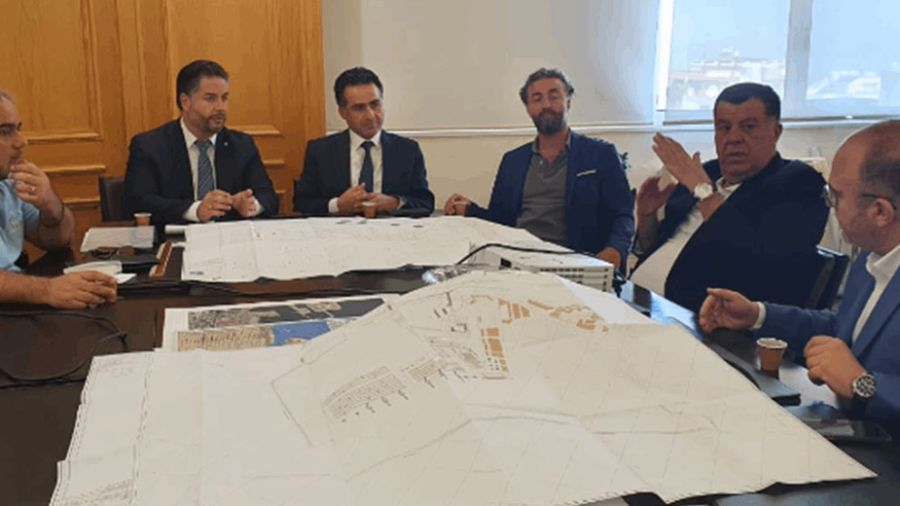 Hamiyé et Salam discutent du plan stratégique pour les silos