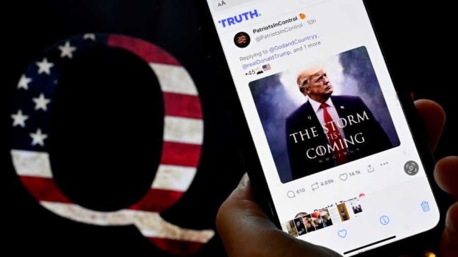 QAnon, la mouvance complotiste dont Trump s'érige en icône
