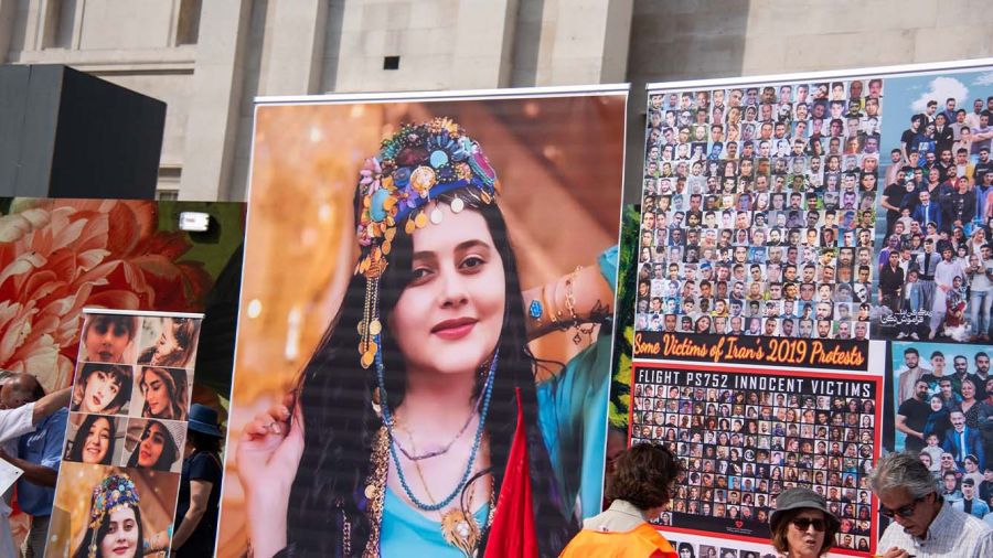 De la liberté au voile imposé, le destin brisé des Iraniennes