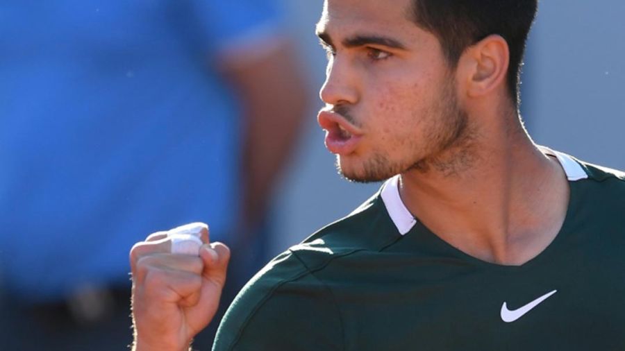 Alcaraz balaie Carreno Busta à Barcelone