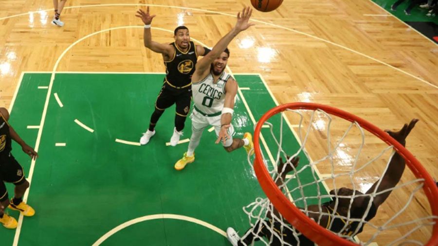 Curry tranche dans le vif et relance Golden State contre Boston