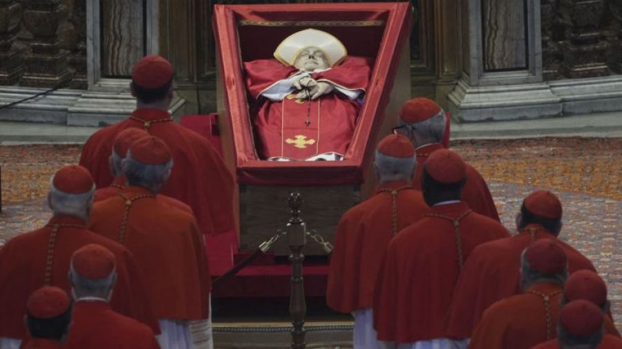 Cérémonial grandiose et marée de fidèles aux funérailles du pape François