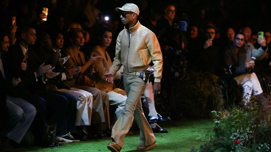 Mode masculine : Pharrell Williams lance les défilés parisiens dans une maison Vuitton futuriste