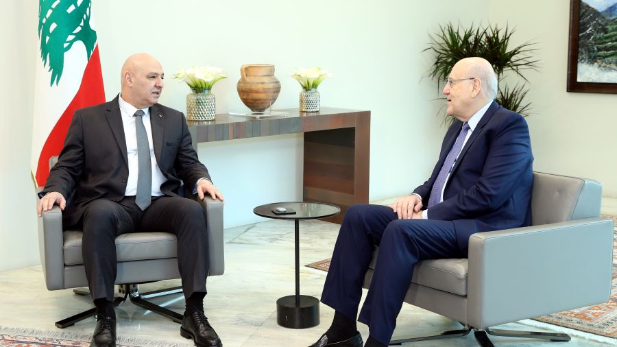 Sécurité et soutien au gouvernement: les anciens Premiers ministres rencontrent Aoun à Baabda