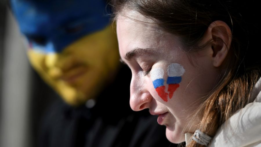 Entre l'Ukraine et la Russie, le Donbass hésite