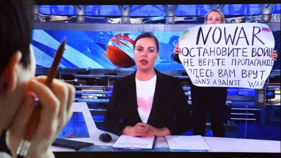La journaliste anti-guerre Marina Ovsiannikova face à la répression