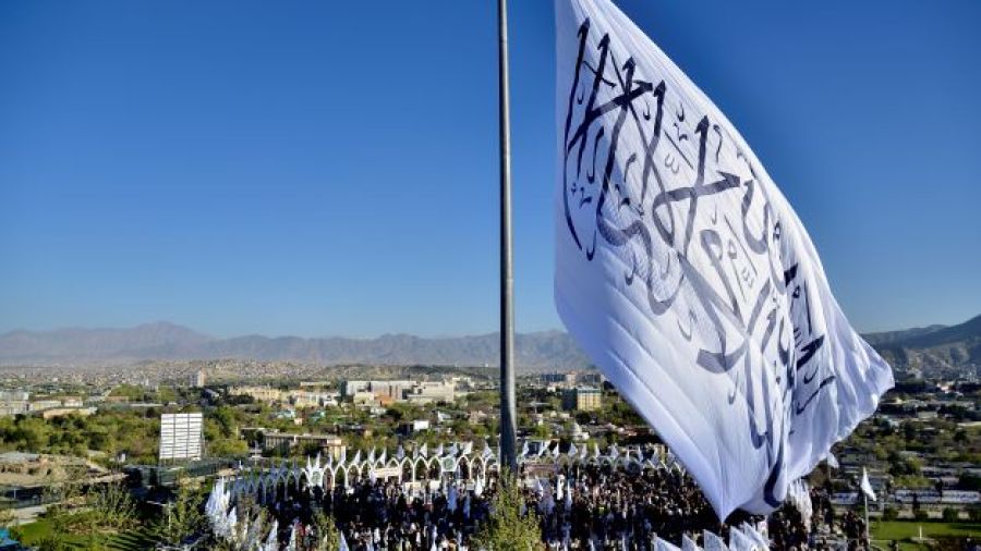Un immense drapeau taliban à Kaboul