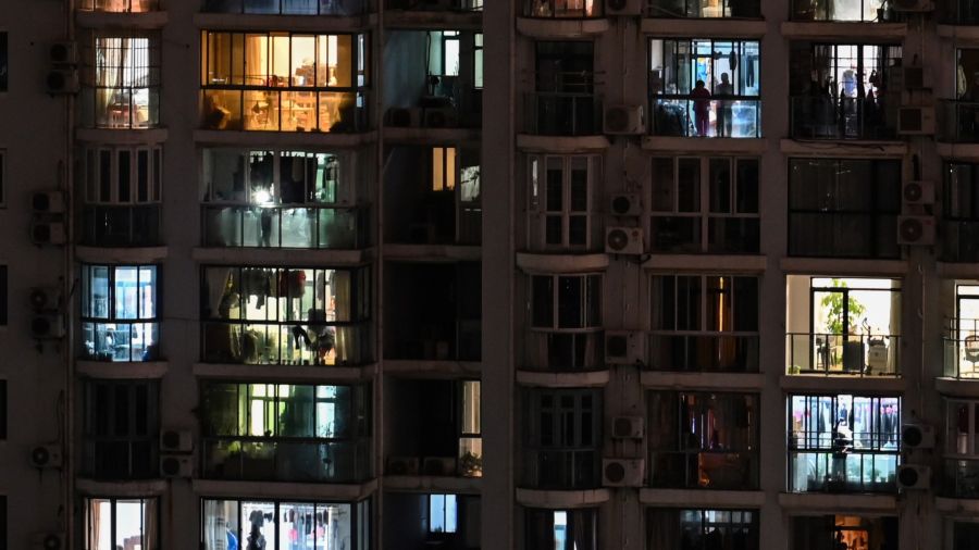 Covid: submergée, Shanghai isole aussi les cas négatifs