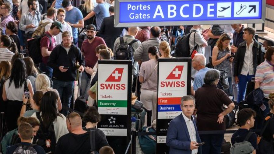 Forte affluence et files d'attentes menacent les aéroports européens