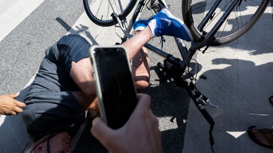 Biden trébuche à vélo