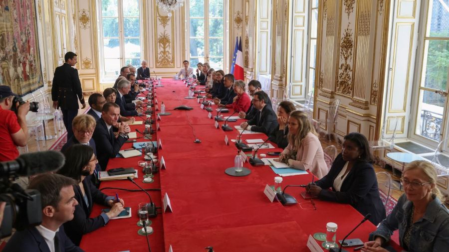 Macron consulte les partis pour éviter le blocage