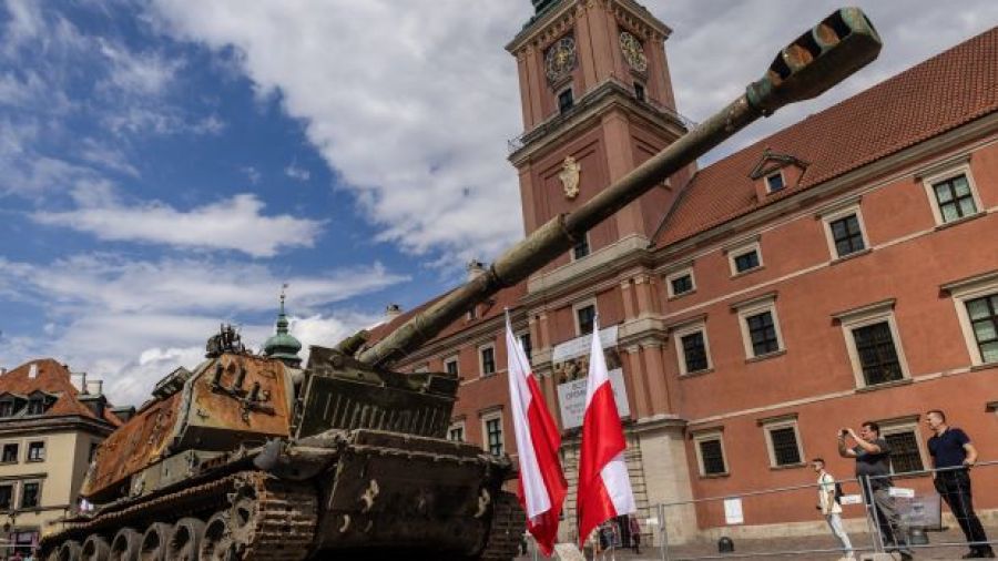 Varsovie expose des blindés russes détruits en Ukraine