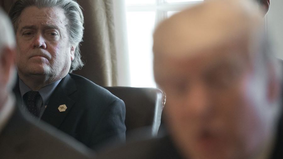 Trainé en justice, Steve Bannon passe devant ses juges